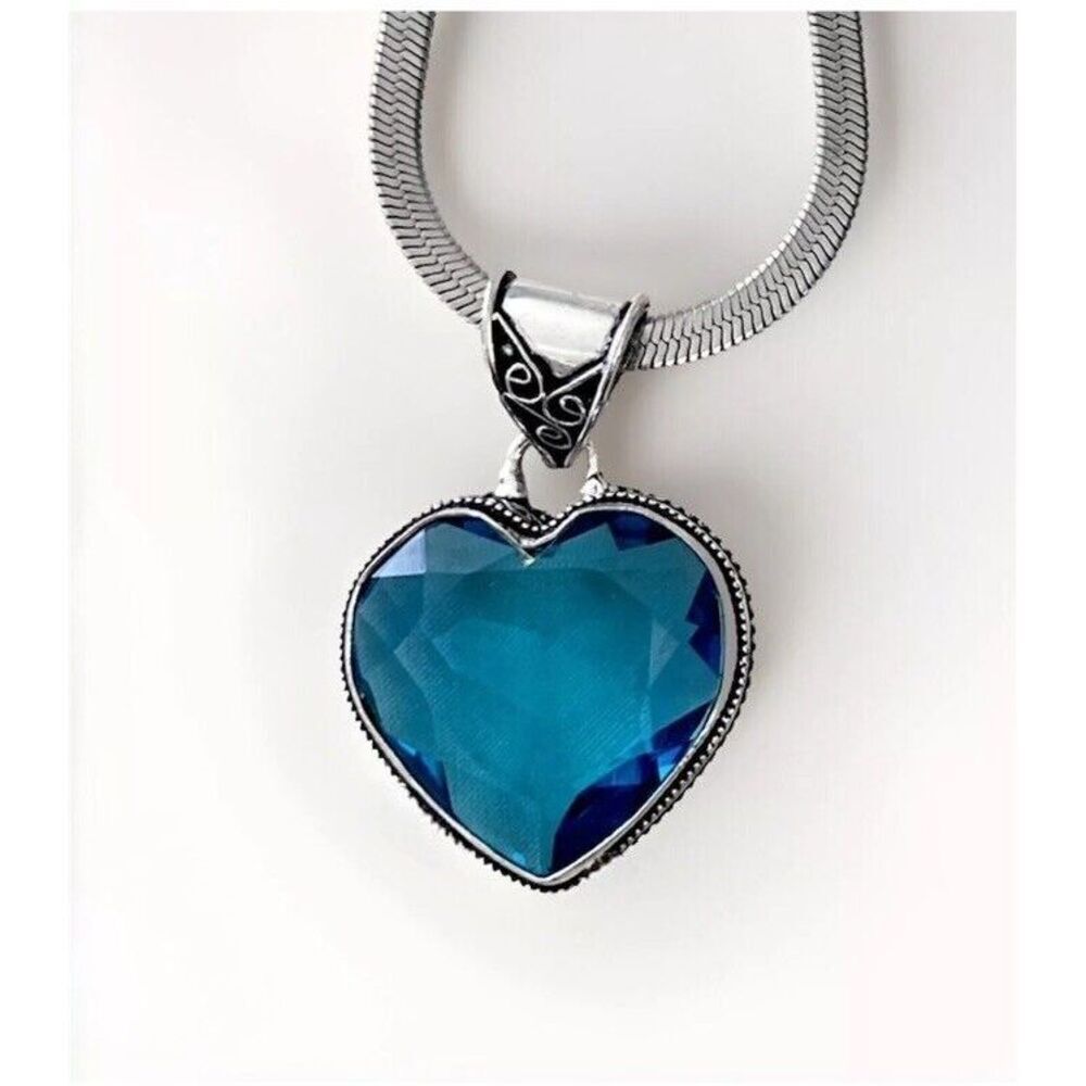 Elegant Blue Heart Pendant Necklace - Picture 2 of 11